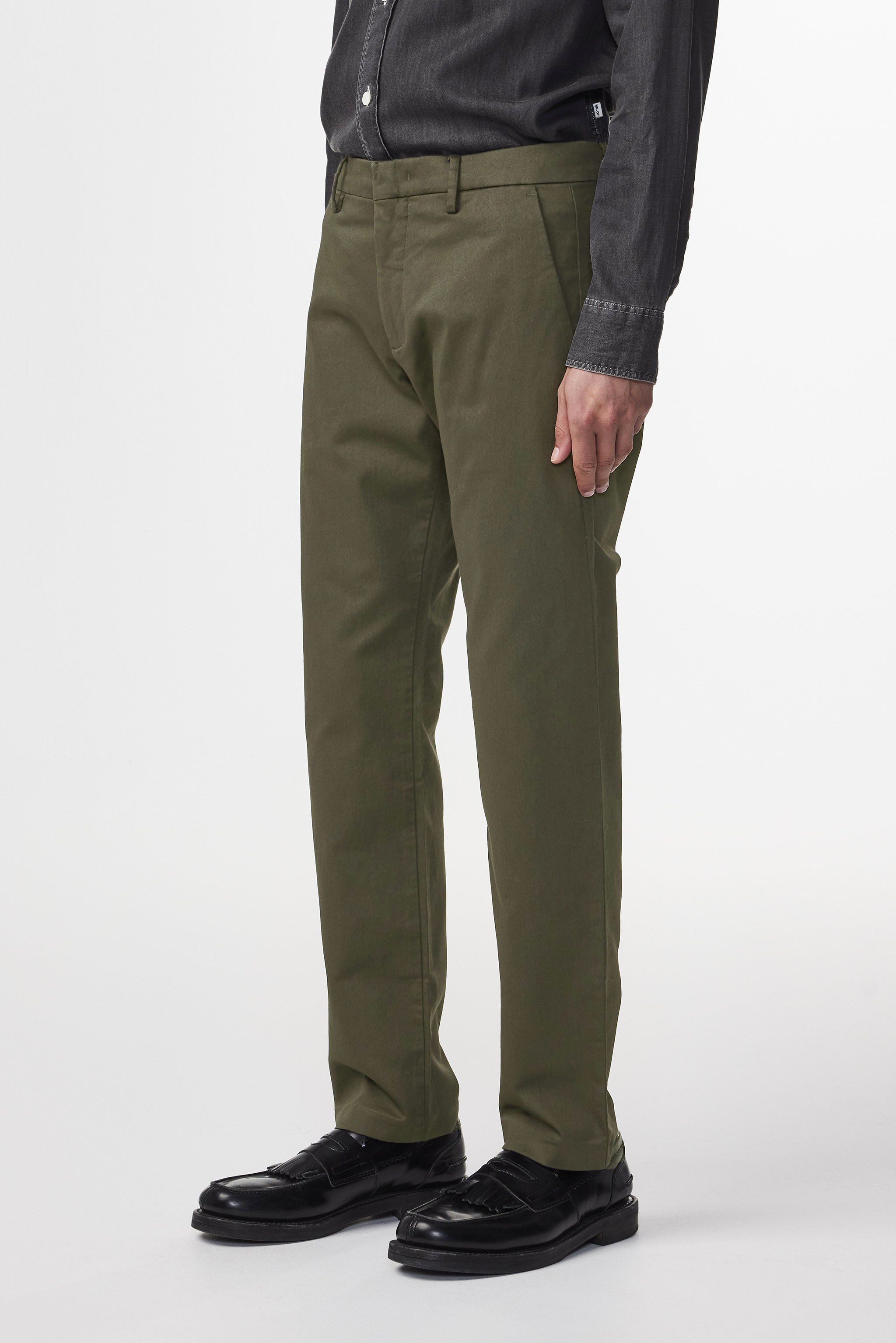 茶 coto Theo 1420 men's chino - Capers - Buy online at NN.07®